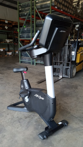 Life Fitness 95CS Discover SE3 Series Upright Life Cycle - USED