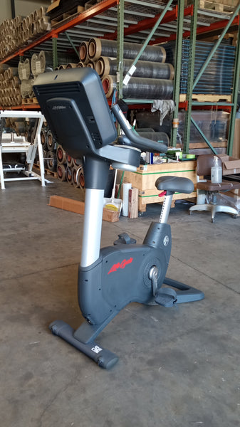 Life Fitness 95Ce Discover SE Series Upright Life Cycle - USED